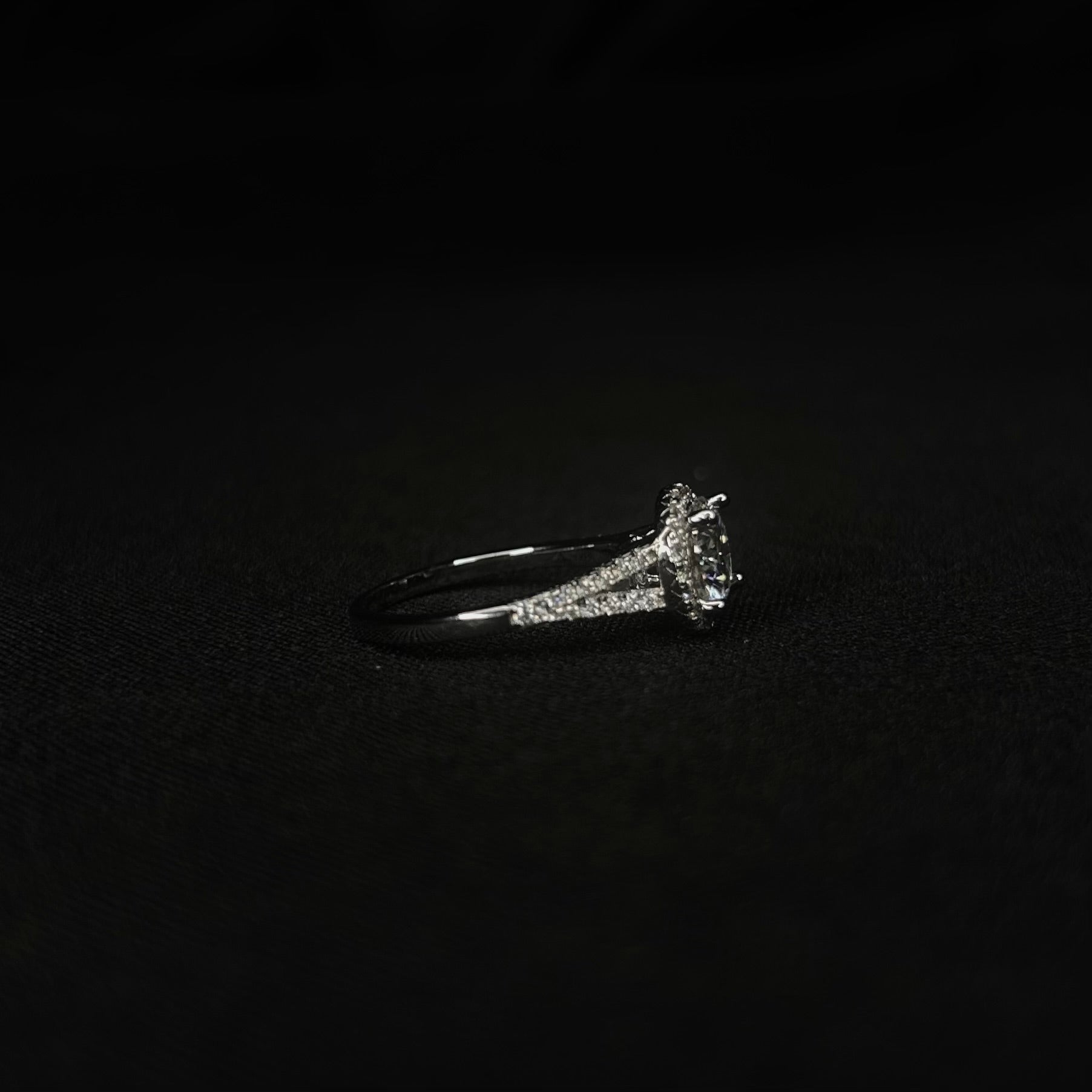 7.5MM VVS Round Cut Halo Ring